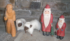 木彫りのサンタと羊飼い