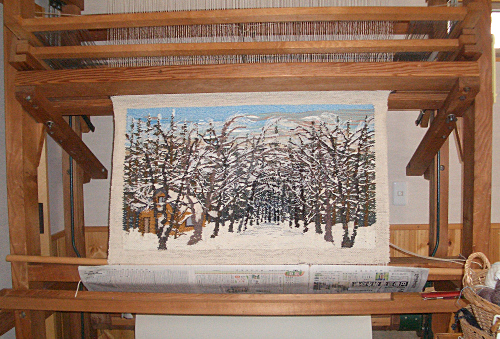 機織り機にかかった作品
