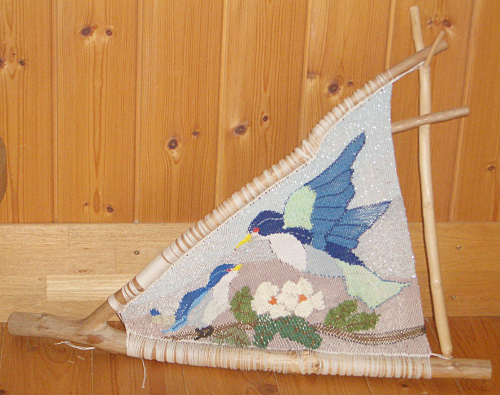 枝織りの親鳥と小鳥