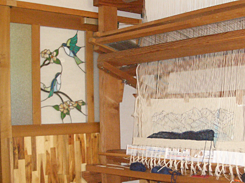 ステンドグラスの戸と織機