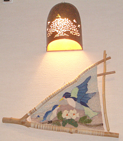 枝織りの親鳥と小鳥